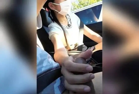 [FC2-PPV-4768675] While driving in the daytime, his dick gets stroking and gets a full erection. He gets so excited when he gets watched from the car next to him. He can’t resist being patient and inserts his pussy into a piston.
